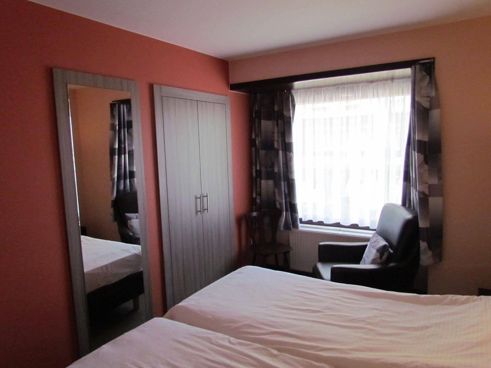 Hotel Uilenspiegel Nieuwpoort Bagian luar foto